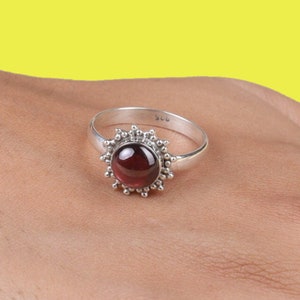 Anello in argento sterling con granato fatto a mano: pietra portafortuna di gennaio