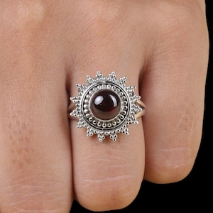 Anello in argento sterling con granato fatto a mano: regalo con pietra portafortuna di gennaio