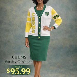 Peut inclure: Une femme porte un cardigan universitaire blanc, jaune et vert avec l'inscription "CHUMS" et "1946". Elle porte également une jupe et des talons verts. L'image contient le texte "SHOW YOUR CHUMS PRIDE!" et "CHUMS Varsity Cardigan".