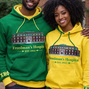 Può includere: Un set di tre tazze in ceramica con finitura opaca e macchiettata. Le tazze sono nei toni del crema, grigio chiaro e grigio scuro. Ogni tazza ha un design semplice e minimalista e un manico arrotondato.