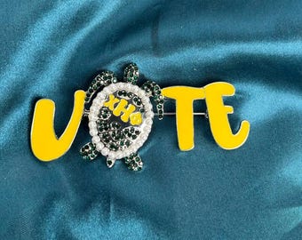 Chi Eta Phi VOTE Brosche