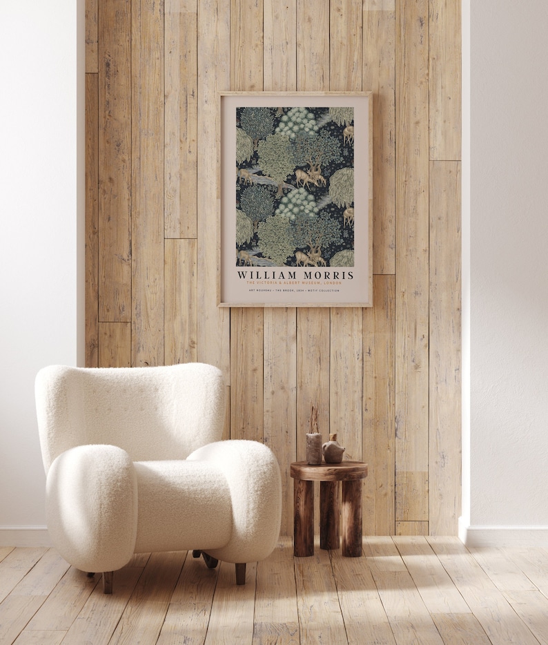 Peut inclure: Une impression encadr&eacute;e d'un motif vintage de William Morris repr&eacute;sentant une sc&egrave;ne de for&ecirc;t avec des arbres, des oiseaux et des cerfs. L'impression est dans un cadre en bois clair et a un fond blanc avec du texte noir.