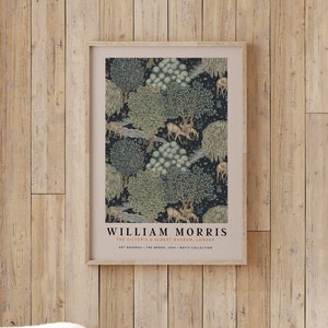 Peut inclure: Une impression encadr&eacute;e d'un motif vintage de William Morris repr&eacute;sentant une sc&egrave;ne de for&ecirc;t avec des cerfs et des arbres. L'impression est intitul&eacute;e "The Brook" et provient du Victoria & Albert Museum de Londres.