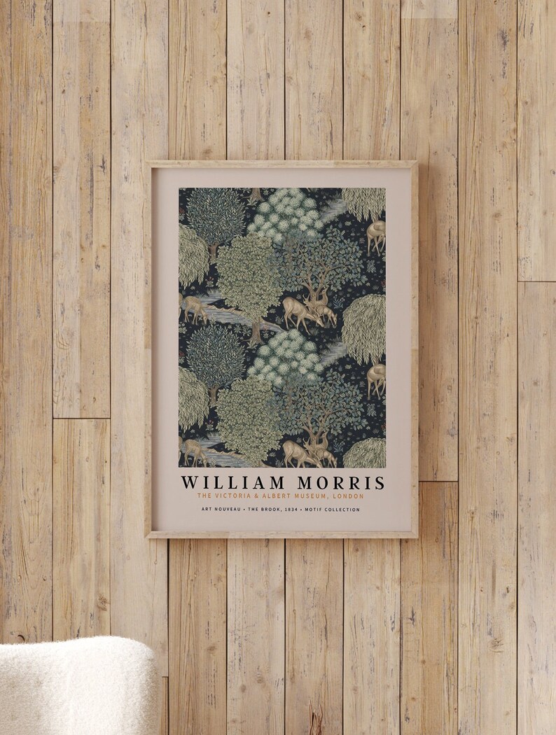 Peut inclure: Une impression encadr&eacute;e d'un motif vintage de William Morris repr&eacute;sentant une sc&egrave;ne de for&ecirc;t avec des cerfs et des arbres. L'impression est intitul&eacute;e "The Brook" et provient du Victoria & Albert Museum de Londres.