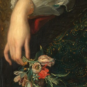 Pu&ograve; includere: Primo piano di una mano che tiene un mazzo di fiori. I fiori sono un mix di rosa, bianco e rosso, e sono disposti in uno stile sciolto e naturale. La mano &egrave; pallida e delicata, e i fiori sono su uno sfondo scuro.
