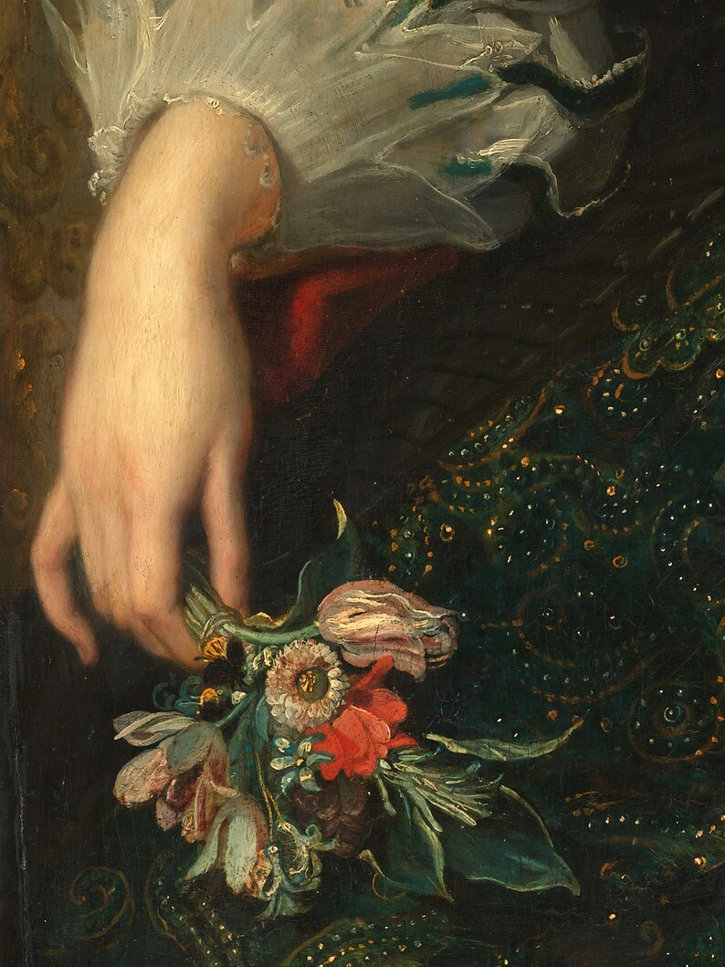 Pu&ograve; includere: Primo piano di una mano che tiene un mazzo di fiori. I fiori sono un mix di rosa, bianco e rosso, e sono disposti in uno stile sciolto e naturale. La mano &egrave; pallida e delicata, e i fiori sono su uno sfondo scuro.