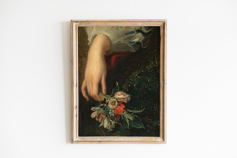 Pu&ograve; includere: Un primo piano di un dipinto che raffigura una mano che tiene un mazzo di fiori. La mano &egrave; pallida e i fiori sono un mix di rosa, rosso e bianco. Lo sfondo &egrave; verde scuro e dorato.