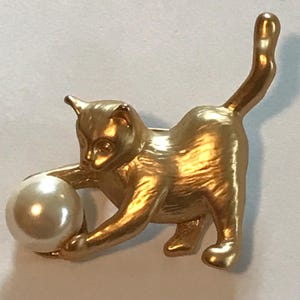 Vintage Cat Brooch Pin in Very Nice Condition, Vintage Goldtone Kitty Cat At Play With Faux Pearl Ball Brooch Pin, Cat Brooches, Cat Pins.