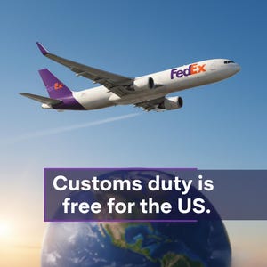 Pode incluir: Um avi&atilde;o de carga FedEx branco com detalhes roxos voa contra um c&eacute;u azul claro. O texto "Customs duty is free for the US" &eacute; exibido sobre um gr&aacute;fico da Terra.