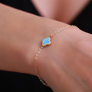 Braccialetto portafortuna in oro 14k con trifoglio delicato