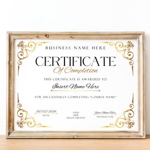 Op de afbeelding: Een wit certificaat van voltooiing met gouden sierlijke randen. De tekst luidt "BUSINESS NAME HERE CERTIFICATE Of Completion THIS CERTIFICATE IS AWARDED TO: Insert Name Here FOR SUCCESSFULLY COMPLETING "COURSE NAME" 06/02/2024 DATE Your Name Here INSTRUCTOR"