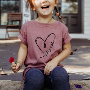 Camisas de hermano mayor, camisas de hermana pequeña, camisa de anuncio de bebé de hermano mayor, camisas a juego familiares, camiseta de corazón, camiseta para niños