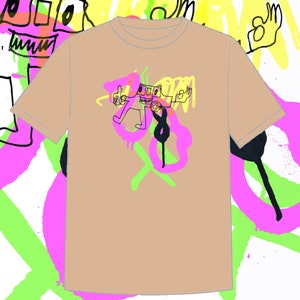 Puede incluir: Una camiseta de color marrón claro con una ilustración en blanco y negro de una persona conduciendo un coche. La ilustración está rodeada de salpicaduras de pintura rosa, verde y amarilla.