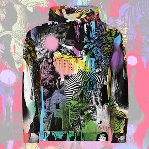 Pode incluir: Um moletom com capuz abstrato e colorido com gola alta. O design apresenta uma colagem de imagens, incluindo uma zebra, edifícios e várias texturas, com respingos de rosa, amarelo, verde e azul. O estilo geral é artístico e vibrante.