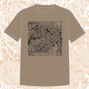 Może przedstawiać: Brązowy t-shirt z czarno-białym nadrukiem graficznym stworzenia z tekstem "Lightning Bolt" i "I found a ring in my ear".