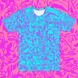 Puede incluir: Camiseta de manga corta con un estampado integral vibrante. El diseño presenta un patrón repetido de figuras y caras de dibujos animados en tonos turquesa y morado. El fondo es de color rosa brillante.