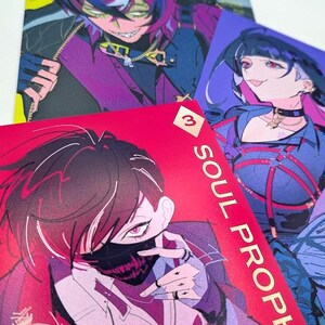 Op de afbeelding: Kunstwerken in anime-stijl met drie personages met levendige kleuren. Het kunstwerk toont een personage met een zwart gezichtsmasker en de tekst "SOUL PROPH". De personages hebben unieke kapsels en uitdrukkingen, met een focus op gedurfde lijnen en dynamische poses.