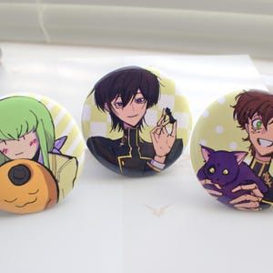 Puede incluir: Tres botones redondos con pasador que representan personajes de anime. El primer botón tiene un personaje femenino de cabello verde con un pez amarillo. El segundo botón tiene un personaje masculino de cabello morado con una pieza de ajedrez. El tercer botón tiene un personaje masculino de cabello marrón con un gato morado.