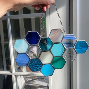 Vidriera azul en forma de panal