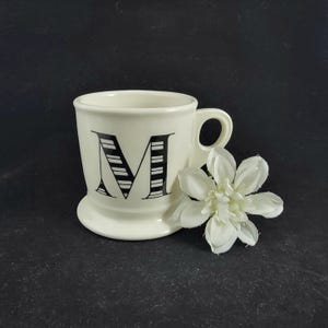 Letra M de antropologia, caneca com monograma, café, chá e cacau