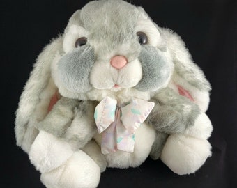 Grand lapin en peluche