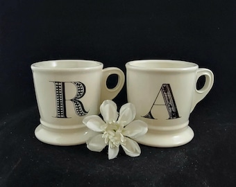 Tazas con monograma de las letras R y A de antropología que se venden por separado