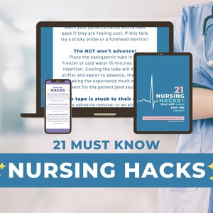 Może przedstawiać: Niebieskie tło z tekstem "21 MUST KNOW NURSING HACKS" w kolorze białym. Widoczne są dwa urządzenia cyfrowe, jedno to laptop z białym ekranem, a drugie to tablet z niebieskim ekranem. Ekran laptopa wyświetla tekst o hackach pielęgniarskich. Ekran tabletu pokazuje niebieski i biały monitor tętna z tekstem "21 NURSING HACKS that will make your job easier!" w kolorze białym. Pielęgniarka w niebieskim fartuchu stoi w tle z założonymi rękami.