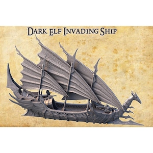 Puede incluir: Modelo detallado de un Dark Elf Invading Ship, con diseños intrincados y grandes velas estilizadas. El barco es de color gris oscuro, con una figura de proa con forma de dragón. El texto "Dark Elf Invading Ship" se muestra arriba.