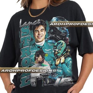Puede incluir: Camiseta negra con un diseño en verde azulado y blanco que presenta a un piloto de carreras. El nombre "Lance STROLL" se muestra verticalmente. La camiseta incluye imágenes del piloto con traje y casco de carreras, con el número "18".