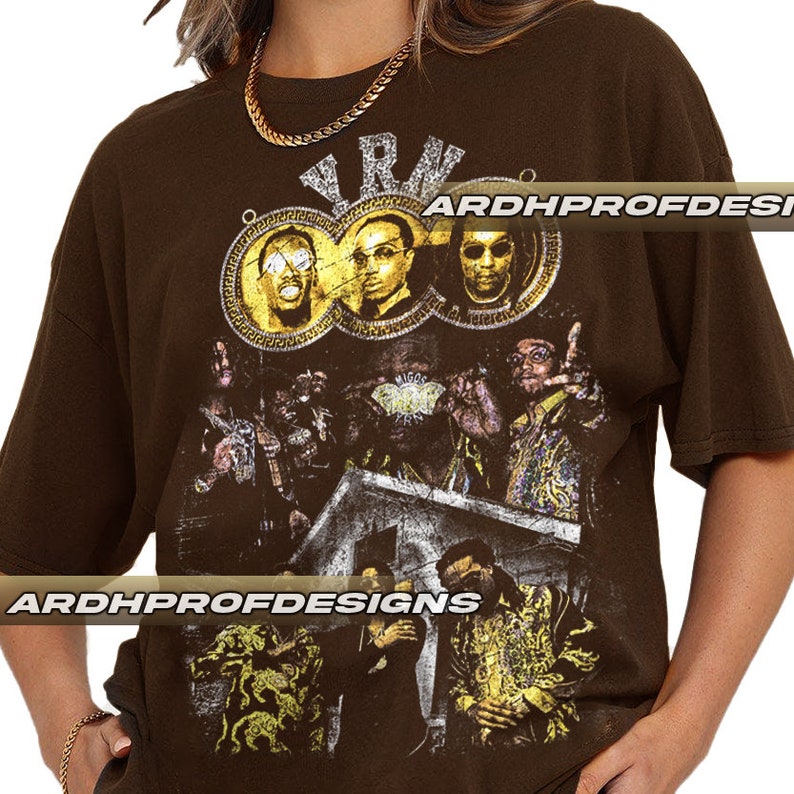 以下が含まれることがあります： ゴールドのチェーンとサングラスをかけた人々のグループのヴィンテージスタイルのグラフィックプリントが施されたブラウンのTシャツ。プリントには「Y.R.N.」の文字が含まれています