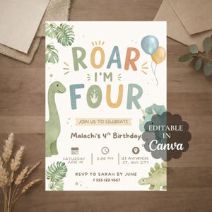 Może przedstawiać: Zaproszenie urodzinowe z motywem dinozaurów. Tekst "ROAR I'M FOUR" jest wyświetlany w kolorowych literach. Zaproszenie zawiera szczegóły dotyczące 4. urodzin Malachiego, datę, godzinę i informacje RSVP. Widoczne są również zielone i żółte balony.