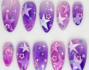 Ongles longs en amande Galaxy Dream | Dégradé violet et rose avec accents d'étoiles | Nail art artisanal | Clous réutilisables personnalisables | JC529HC