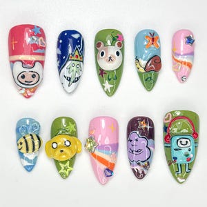 Adventure Time - Presse mignonne sur les ongles | Personnages de dessins animés 3D et accents d&#39;abeilles | Nail art fait main culture pop | Ensemble d&#39;ongles d&#39;animation mignon | JB116HC