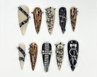 Gothic Punk Stiletto Drücken Sie auf die Nägel | Leopard Chrom Nagelkunst | Edgy Nieten Nagel Design | Alt Fashion Schwarze Nägel | JB827HK