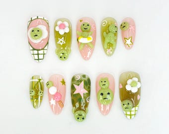 Kawaii Smiski-geïnspireerde pers op nagels | Smiski-geïnspireerde 3D-nagels met roze en groene accenten | Speelse Smiski en Star-nagelset | JB640HK