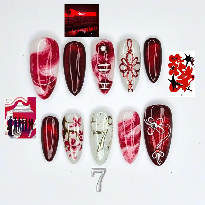 Puede incluir: Un juego de diez u&ntilde;as postizas en forma de almendra con una paleta de colores rojo y blanco. Los dise&ntilde;os incluyen remolinos de m&aacute;rmol rojo, purpurina roja oscura, un nudo decorativo rojo, una rama de cerezo, un n&uacute;mero siete y pedrer&iacute;a.