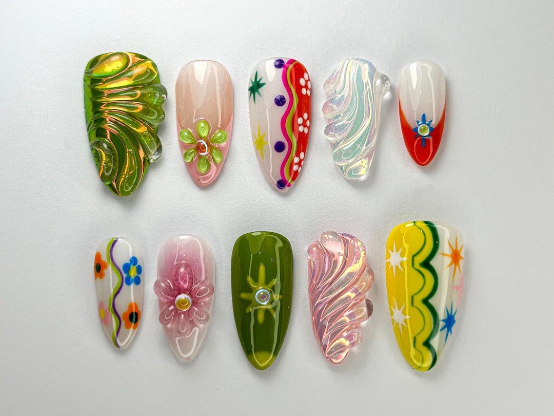 ハンドメイド プレスオンネイル カラフル SevenNailArt による夏のカラフルな抽象的なプレスオンネイル | 手作り