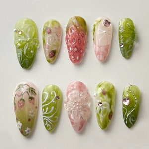 Uñas de ensueño con un jardín de fresas / Destaca con un set de uñas de gel 3D / Estampados florales y de fresas / Un jardín de ensueño al alcance de tu mano / JB94S