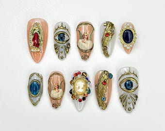 Press-on naglar i vintagestil med religiösa former | Angel Eye-nagelkonst | Nagel i barock religiös stil | Nagel i vintage-ädelstensstil | Lyxiga naglar med uttalande | JC924HK