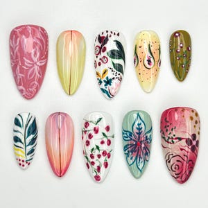 Unhas de pressão com estampa de flores do Jardim Botânico | Unhas com arte floral pintadas à mão | Unhas com folhas | Unhas com estampa de natureza do verão | Conjunto de unhas Cottagecore | JB914HC
