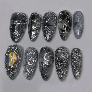Trendige Chrom Drücken Sie auf die Nägel | Schwarzes rätselhaftes Muster | Moderne Metallic Nagelkunst | Goth, Gothic, Y2K inspirierte Nail Art | Y2k Nägel | JB412T