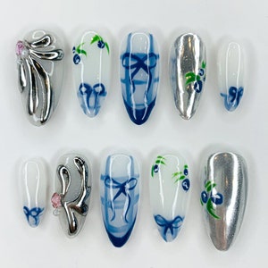 Lot de clous de l'an 2000 avec motifs en ruban | Presse à ongles inspirée de l'an 2000 | Argenté et bleu blanc avec noeuds uniques | cadeau pour elle | JC484SV