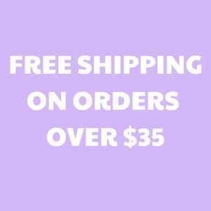Puede incluir: Un gr&aacute;fico de color morado claro con texto en blanco que dice FREE SHIPPING ON ORDERS OVER $35. El texto est&aacute; centrado y dispuesto en tres l&iacute;neas sobre un fondo lavanda s&oacute;lido y uniforme, ofreciendo un anuncio visual claro y sencillo.