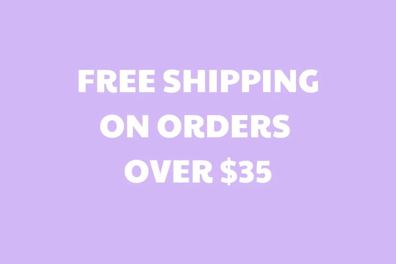 Puede incluir: Un gr&aacute;fico de color morado claro con texto en blanco que dice FREE SHIPPING ON ORDERS OVER $35. El texto est&aacute; centrado y dispuesto en tres l&iacute;neas sobre un fondo lavanda s&oacute;lido y uniforme, ofreciendo un anuncio visual claro y sencillo.