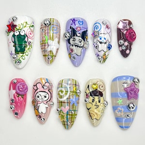Wunderliche Cartoon Pop Presse auf den Nägeln | Verspielte Charakter Nägel | Farbenfrohes 3D Kawaii Nageldesign | Verspielte Mixed Media Nägel | JB779HK