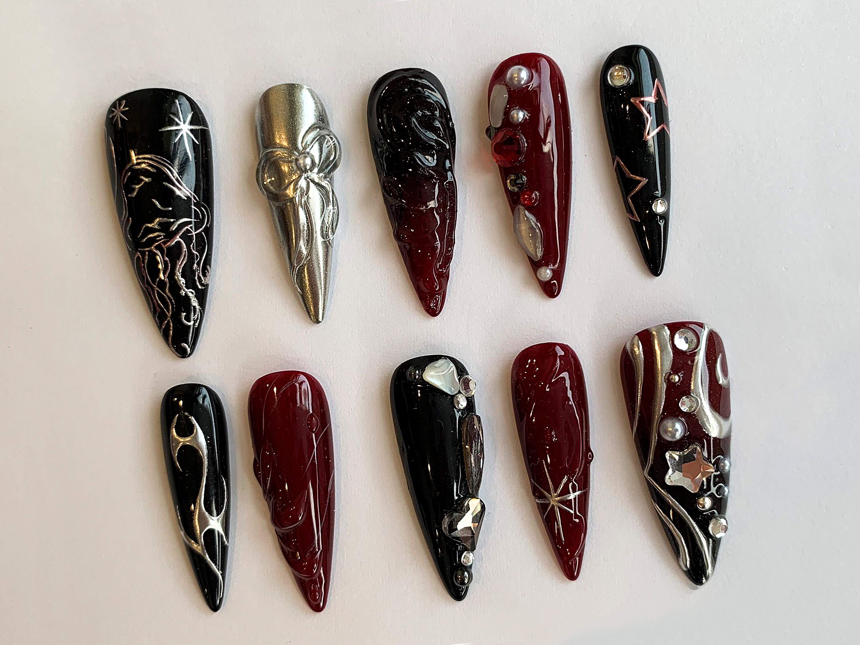 ユニークなデザインのレッドプレスオンネイル｜Y2K、ゴス、ゴシックネイル｜お母さんへのアクリルネイルギフト