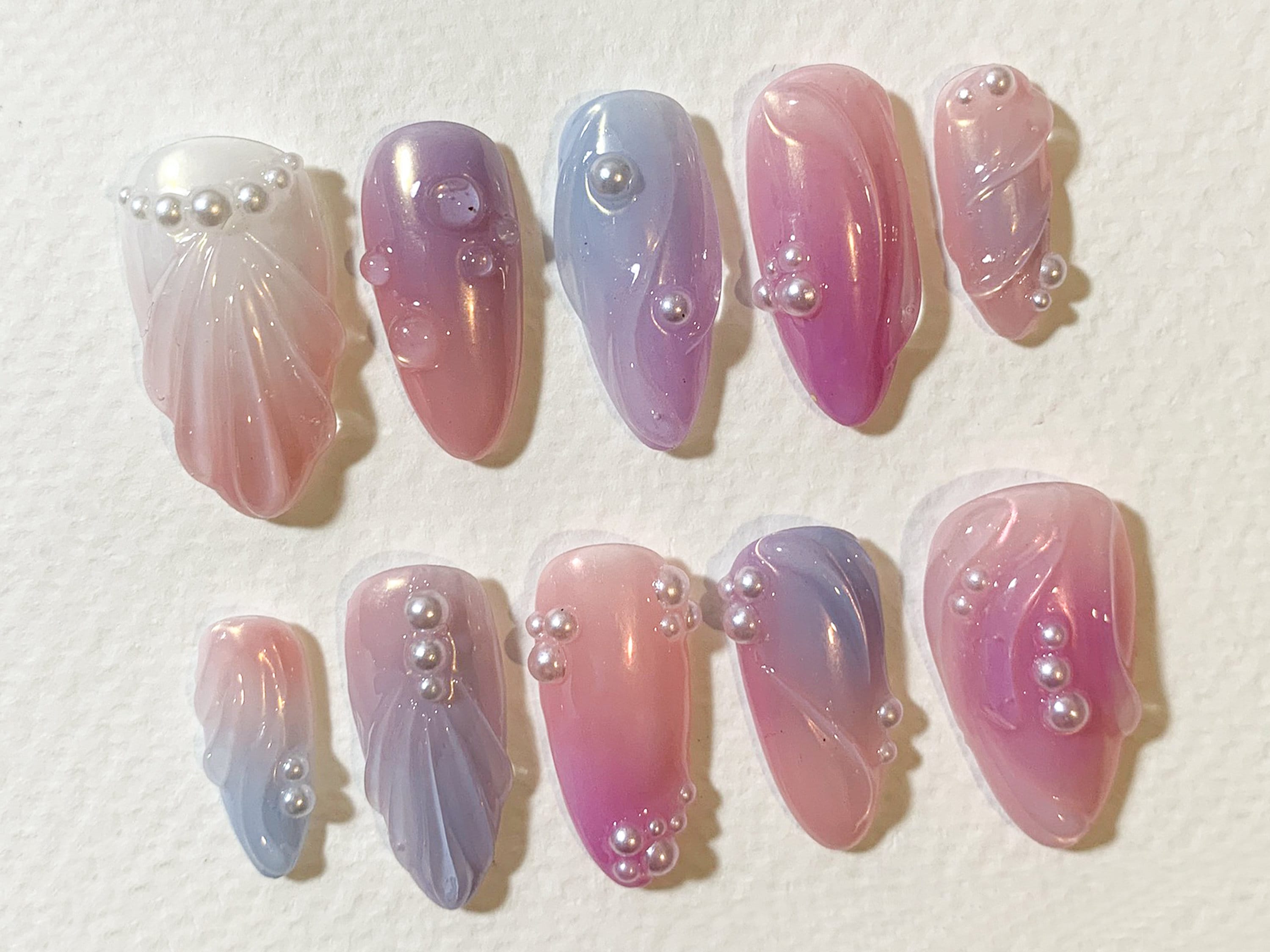 Aurora Mermaid Drücken Sie auf die Nägel | Benutzerdefinierte Pastell Ombre Bunte Nagel Set | Ozean Nagel Kunst | 3D Perlen Design für besondere Anlässe | JC386A