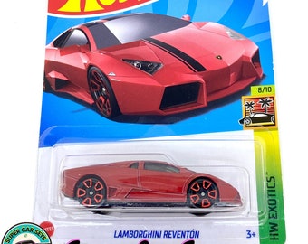 Op de afbeelding: Rode Lamborghini Reventón Hot Wheels-speelgoedauto van gegoten metaal in een blauwe en witte verpakking met de tekst "HW Exotics" en "Lamborghini Reventón". De auto staat op een witte achtergrond.