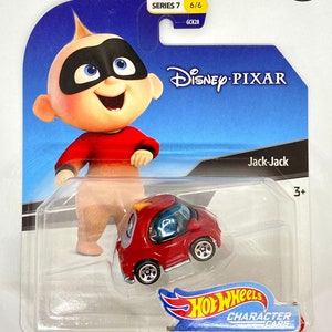 Può includere: Un'auto giocattolo rossa con un numero uno giallo sul lato, un parabrezza blu e un interno nero. L'auto è in una confezione di plastica con un'immagine di Jack-Jack del film Disney Pixar Gli Incredibili 2. La confezione ha anche il testo "Disney Pixar" e "Jack-Jack".