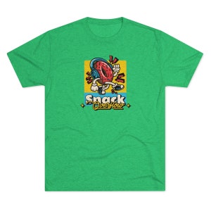 Peut inclure: T-shirt vert avec un beignet de dessin animé portant un casque et courant. Le beignet est rouge, rose et blanc. Le texte "Snack Overflow" est en jaune et bleu.